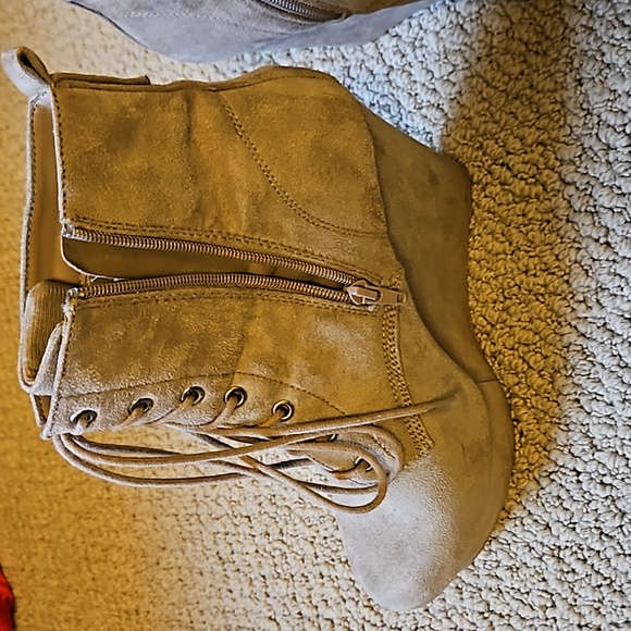 Shï brand, platform wedge, ankle high boots. Beige/Camel color with foux suede. - Picture 6 of 6